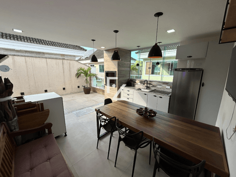 Casa em condomínio fechado, com 3 quartos, gourmet e energia solar