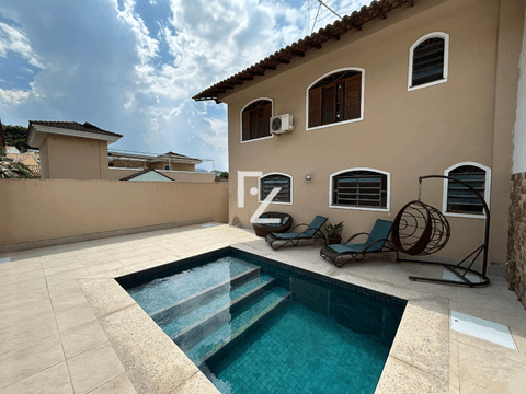 Casa no Condomínio Gramado - 3 Quartos + Edícula com Espaço Gourmet, Piscina e Sauna.