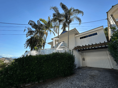 Mansão no Bosque dos Esquilos, em 2100m2 de terreno. Exclusividade e sofisticação no coração da Freguesia